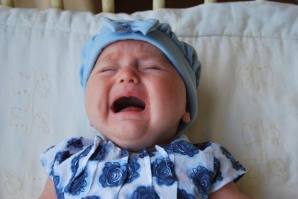 entdecken sie effektive strategien zur beruhigung eines schreienden babys. erfahren sie, wie sie die bedürfnisse ihres neugeborenen verstehen und ihm geborgenheit schenken können.